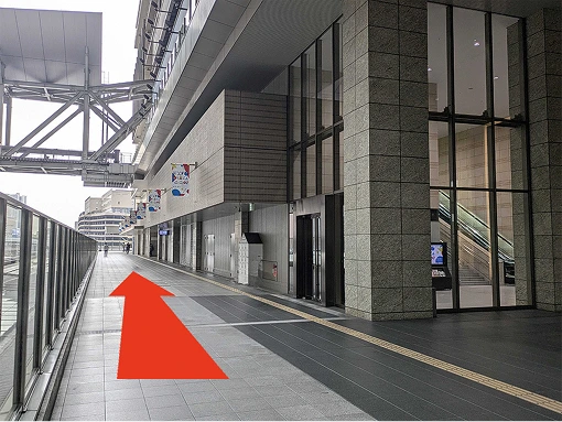 通路の突き当りまでまっすぐ進む