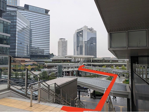 突き当りの階段を下りて矢印の道順で進む