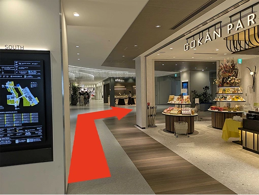 グラングリーン大阪南館2階に入ってすぐ右に曲がり、連絡通路を渡る