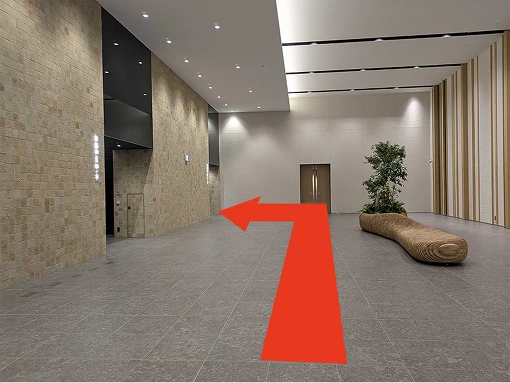 左側一番奥のエレベーターで8階へ