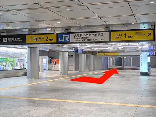 JR大阪駅うめきた地下口の改札を出て左に向かう