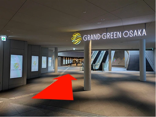 階段は登らず左端の通路を進む