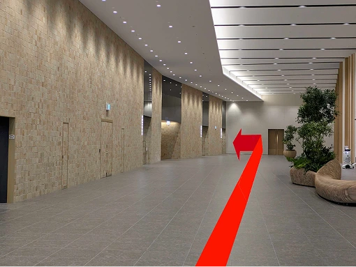 エスカレーターを上って左側一番奥のエレベーターで8階へ